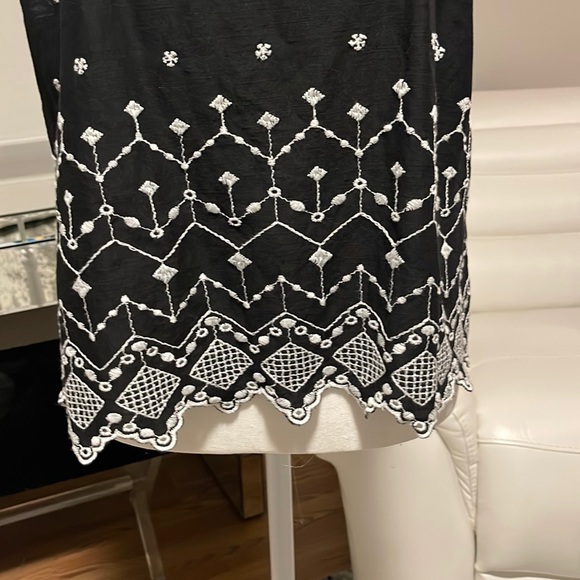 🆕 N.W.O.T. O.N. Embroidered Florentine Neck Tiered Sleeves Blouse Navy & White - Picture 2 of 4